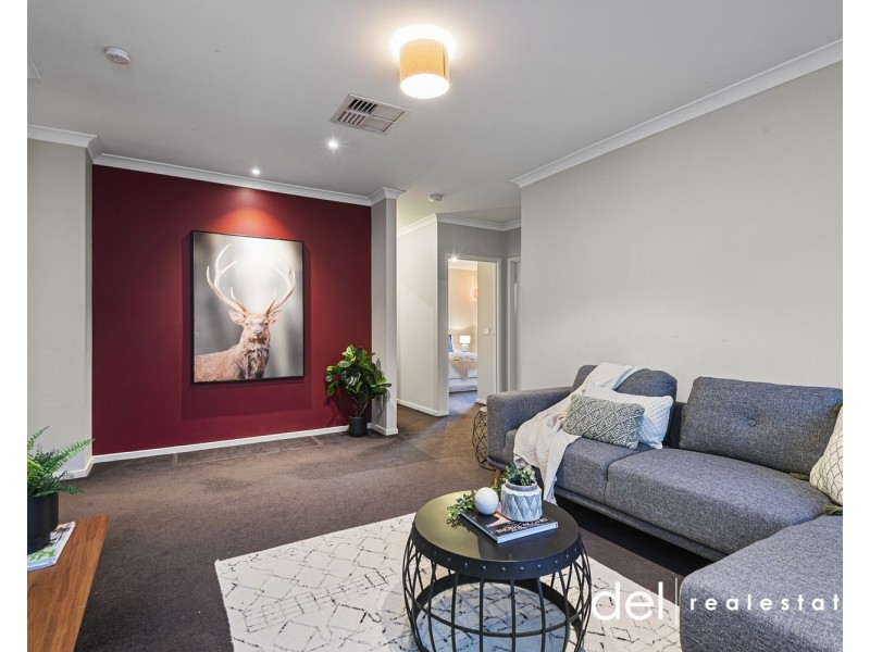 39 Yorkshire Drive, Cranbourne North VIC 3977