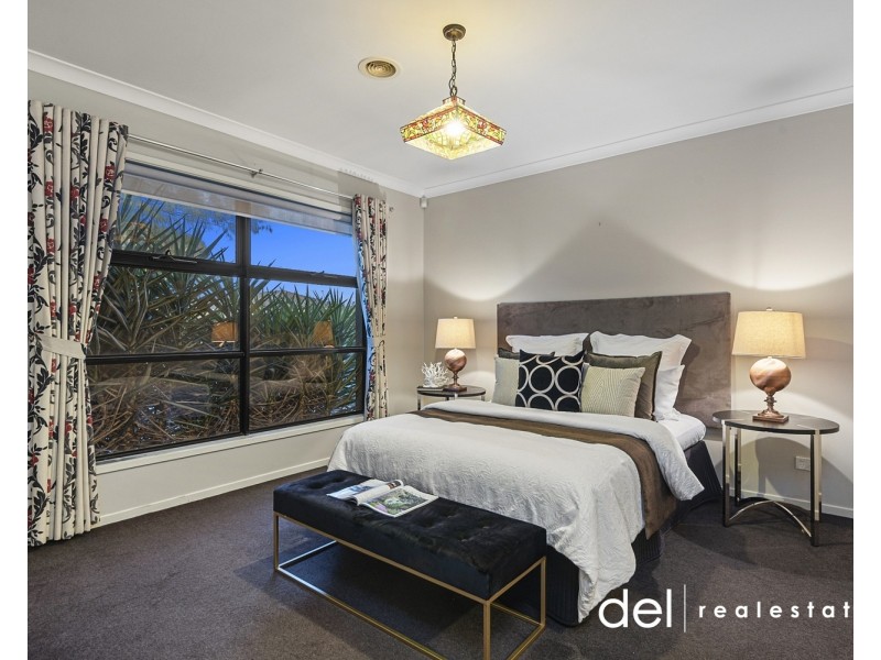 39 Yorkshire Drive, Cranbourne North VIC 3977