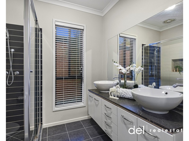 39 Yorkshire Drive, Cranbourne North VIC 3977