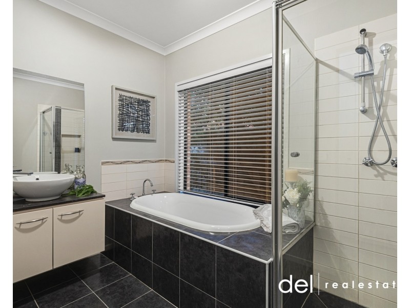 39 Yorkshire Drive, Cranbourne North VIC 3977