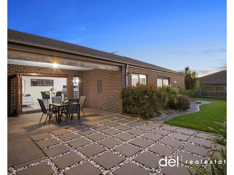 39 Yorkshire Drive, Cranbourne North VIC 3977