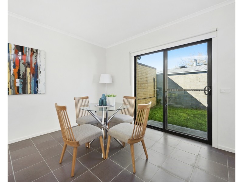 2/40 Liquidamber Street, Doveton VIC 3177