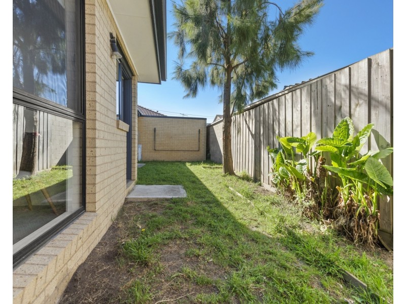 2/40 Liquidamber Street, Doveton VIC 3177