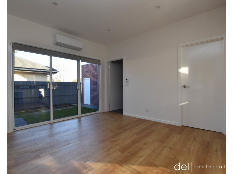 1/16  Hughes Crescent, Dandenong North VIC 3175
