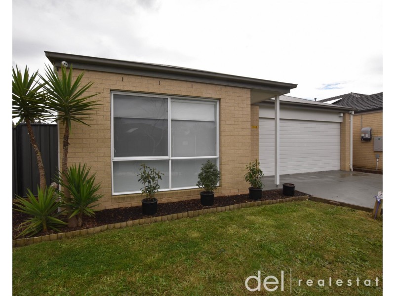 8 Camolina Way, Clyde North VIC 3978