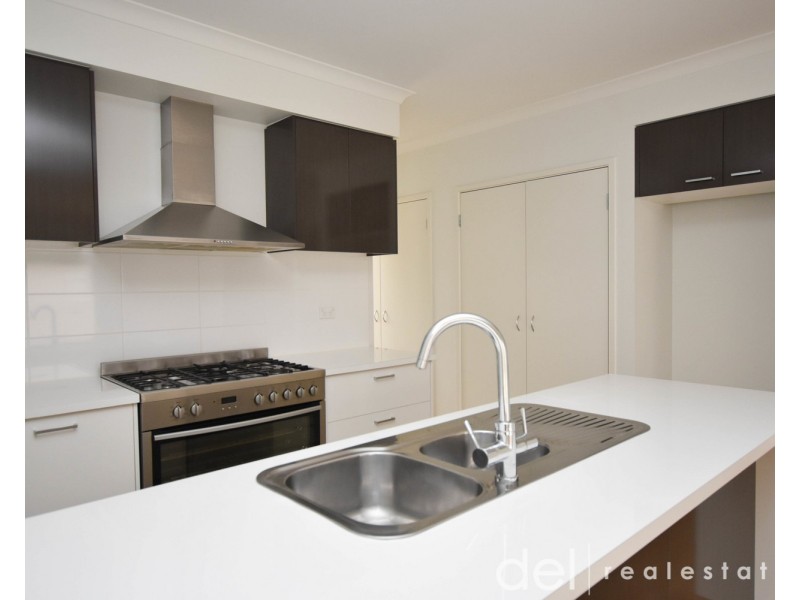 8 Camolina Way, Clyde North VIC 3978