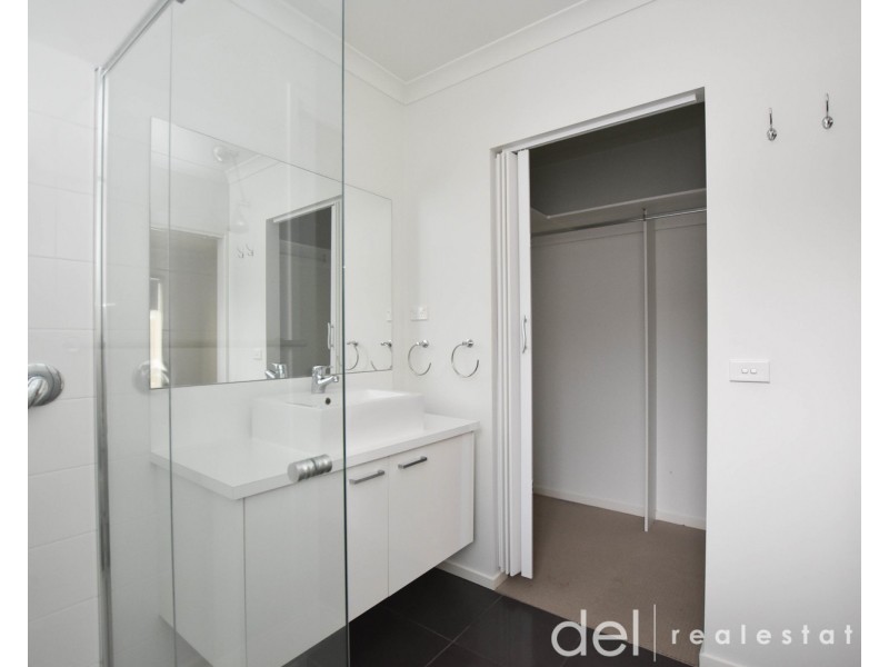 8 Camolina Way, Clyde North VIC 3978