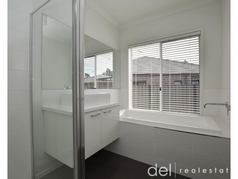 8 Camolina Way, Clyde North VIC 3978