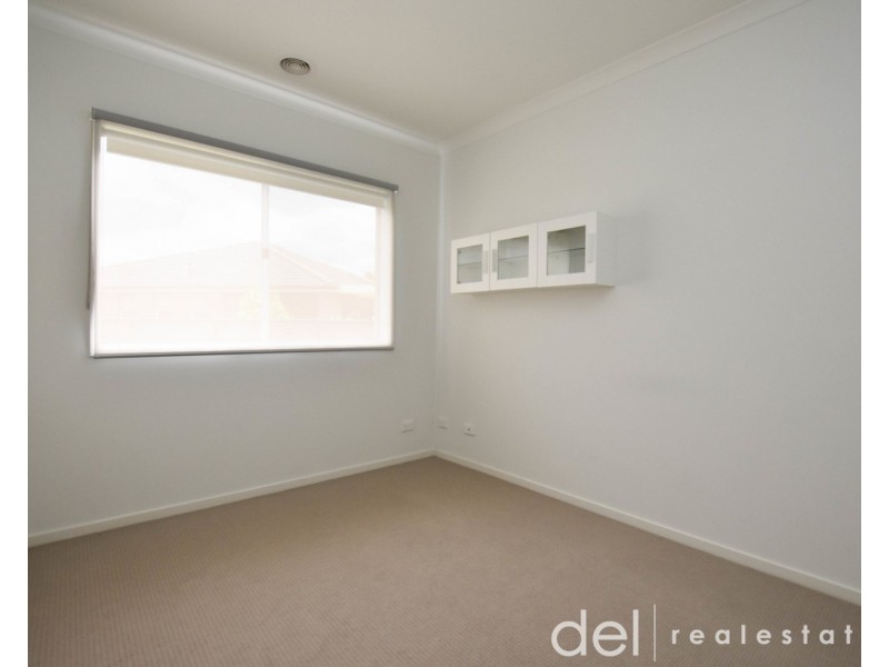 8 Camolina Way, Clyde North VIC 3978