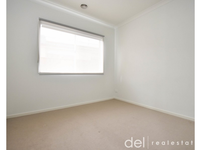 8 Camolina Way, Clyde North VIC 3978