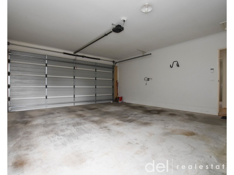 8 Camolina Way, Clyde North VIC 3978