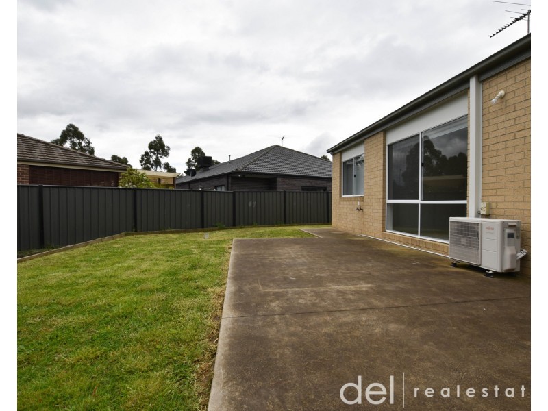 8 Camolina Way, Clyde North VIC 3978