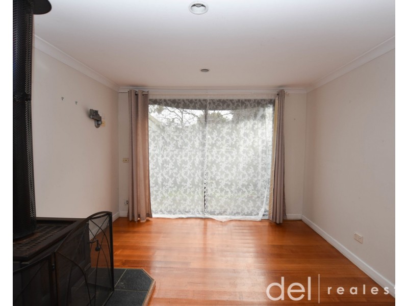 22 Isaac Smith Crescent, Endeavour Hills VIC 3802