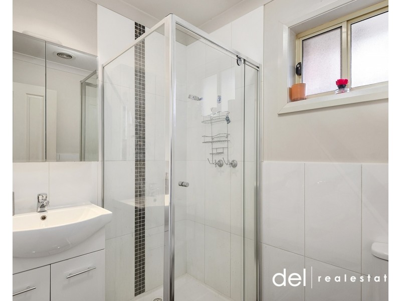 1 & 2/7 Koonalda Grove, Dandenong North VIC 3175