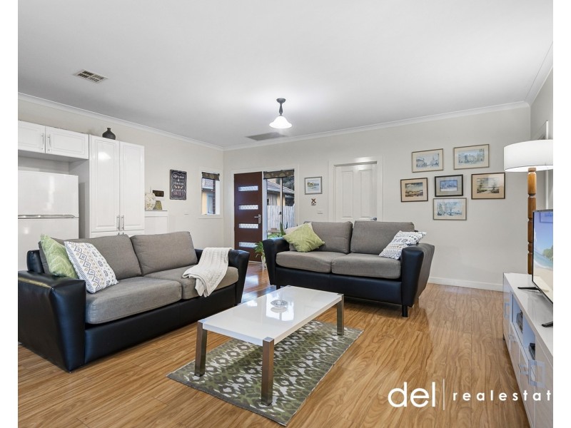 2/33 Latham Crescent, Dandenong North VIC 3175