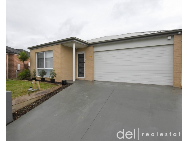 8 Camolina Way, Clyde North VIC 3978
