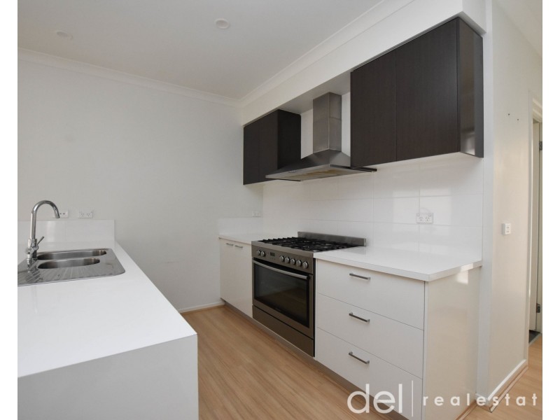 8 Camolina Way, Clyde North VIC 3978