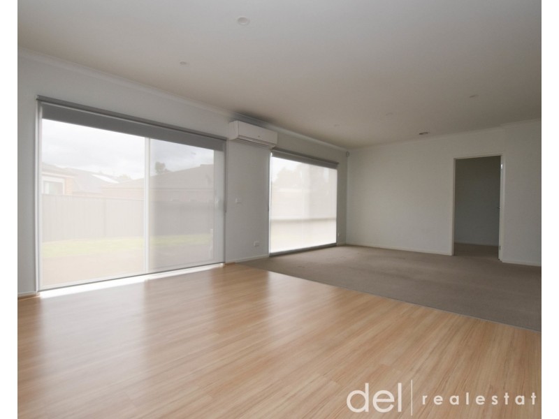 8 Camolina Way, Clyde North VIC 3978