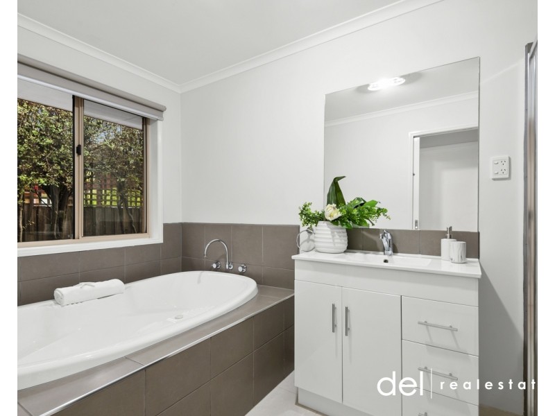 17 Sunnyside Drive, Berwick VIC 3806