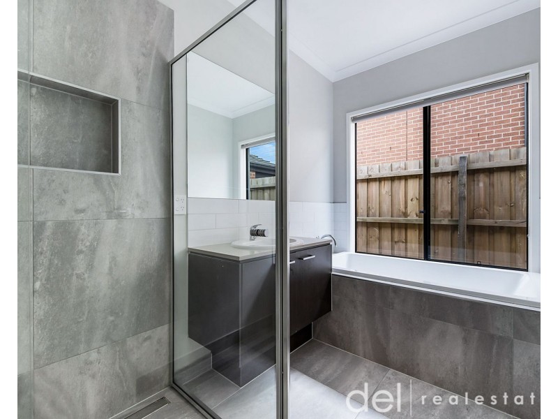 73 Rossiter Retreat, Cranbourne North VIC 3977