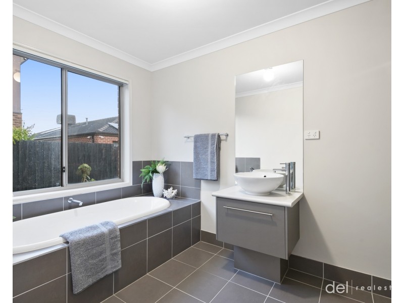 12 Massie Drive, Hampton Park VIC 3976