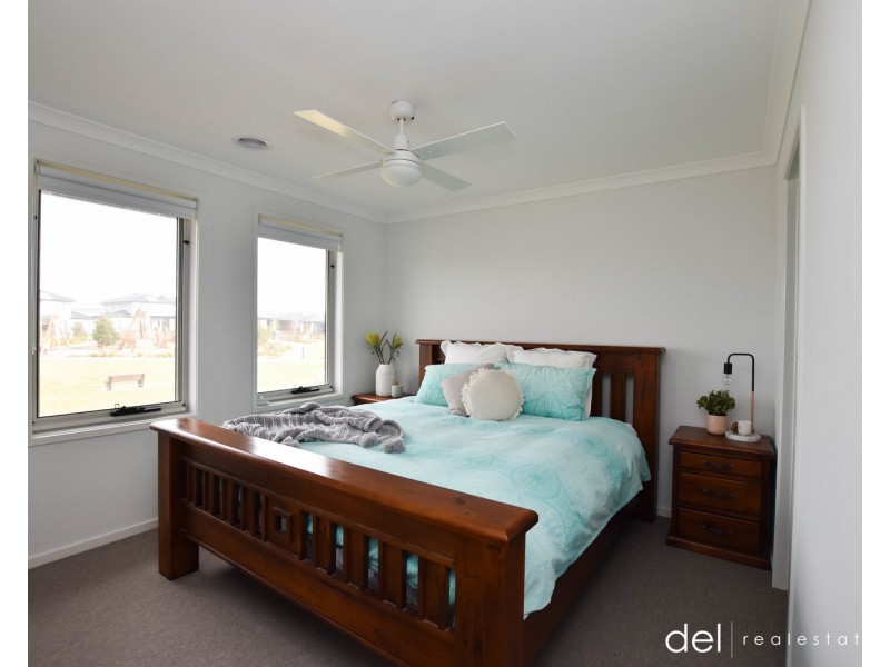 16 Honeybrook Lane, Clyde VIC 3978