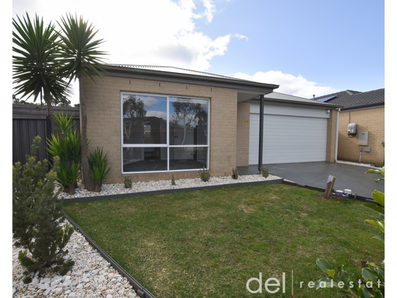 8 Camolina Way, Clyde North VIC 3978