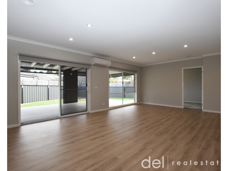 8 Camolina Way, Clyde North VIC 3978