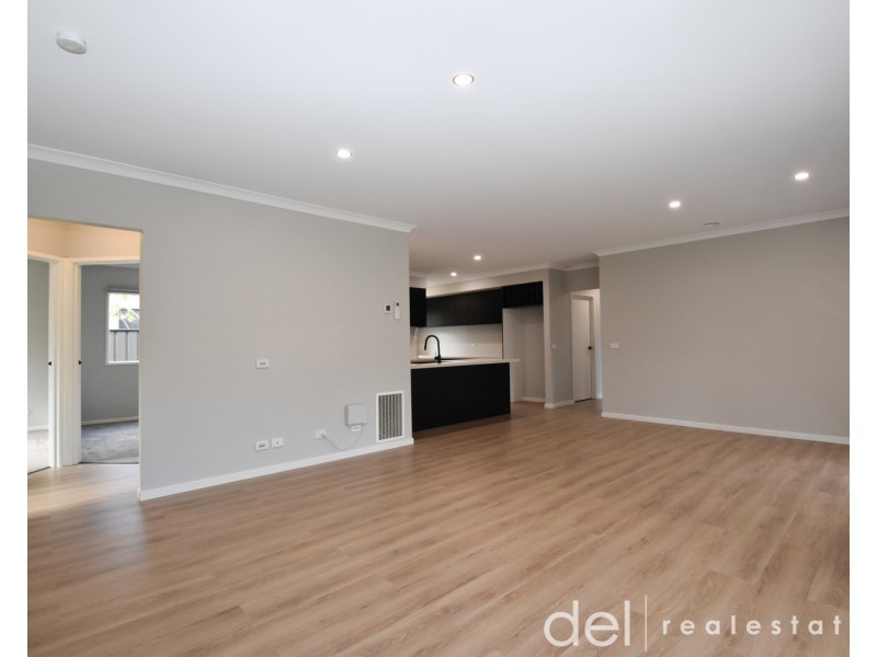 8 Camolina Way, Clyde North VIC 3978
