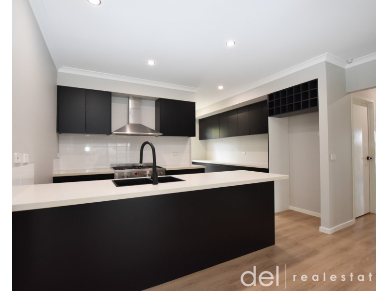 8 Camolina Way, Clyde North VIC 3978