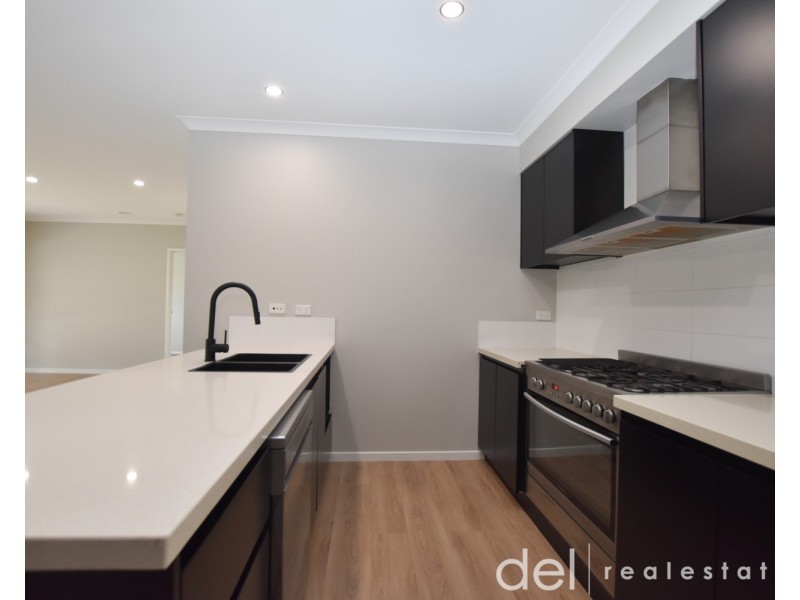 8 Camolina Way, Clyde North VIC 3978