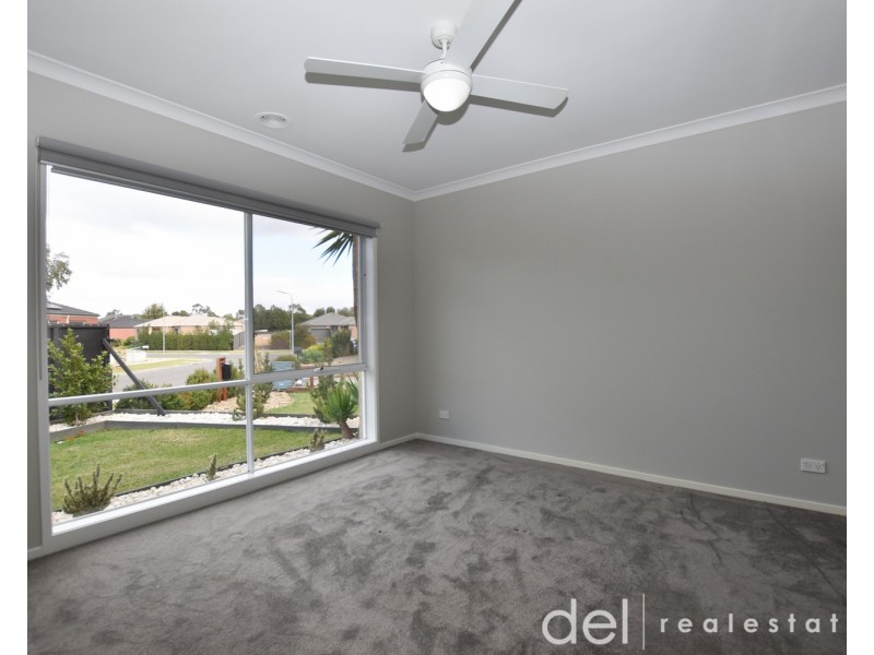 8 Camolina Way, Clyde North VIC 3978