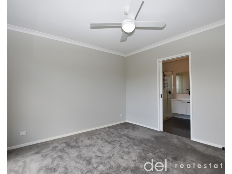 8 Camolina Way, Clyde North VIC 3978