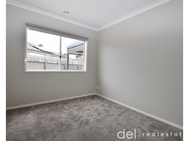 8 Camolina Way, Clyde North VIC 3978