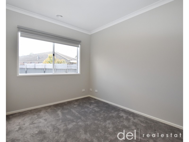 8 Camolina Way, Clyde North VIC 3978
