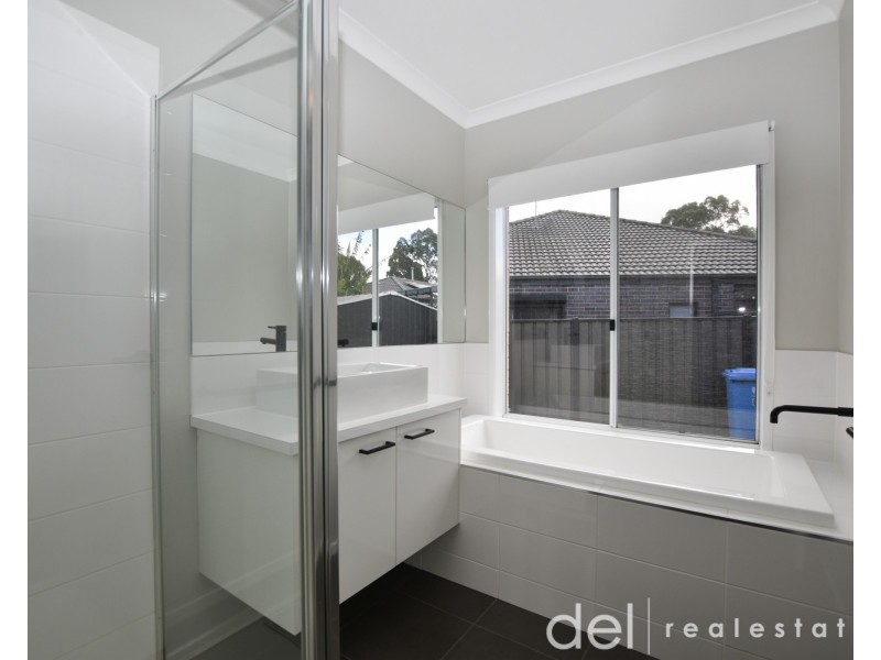 8 Camolina Way, Clyde North VIC 3978