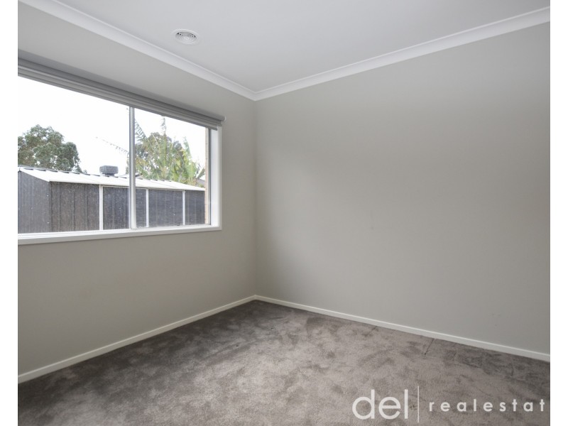 8 Camolina Way, Clyde North VIC 3978