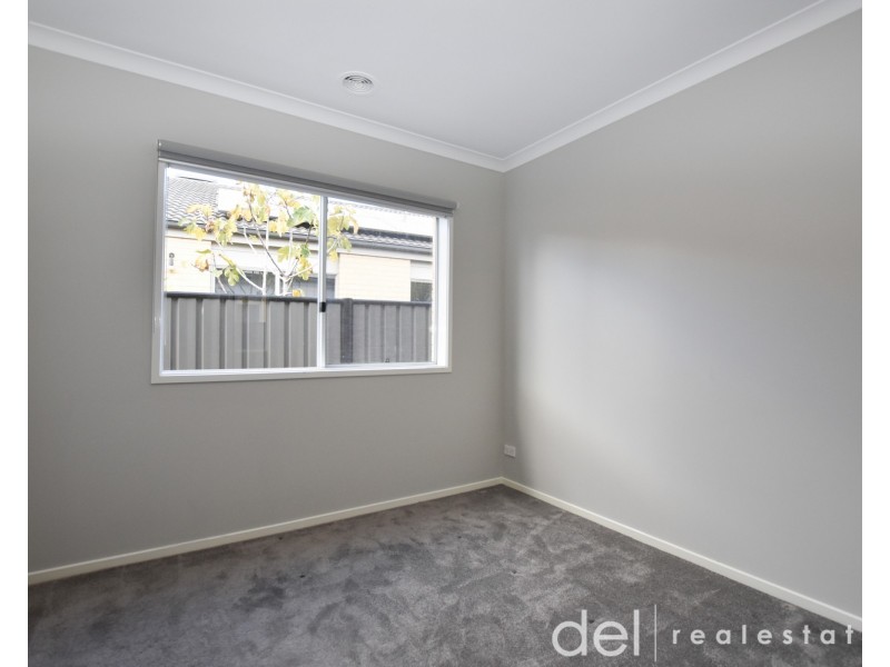 8 Camolina Way, Clyde North VIC 3978