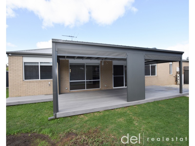 8 Camolina Way, Clyde North VIC 3978