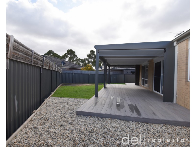 8 Camolina Way, Clyde North VIC 3978