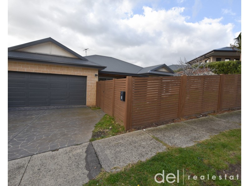 8 Bull Finch Way, Berwick VIC 3806