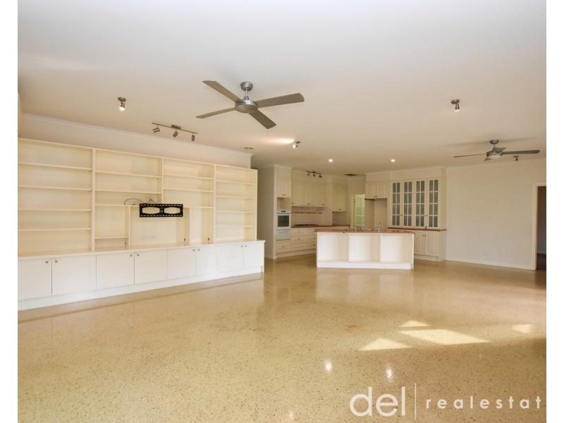 8 Bull Finch Way, Berwick VIC 3806