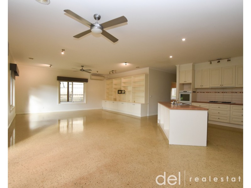 8 Bull Finch Way, Berwick VIC 3806