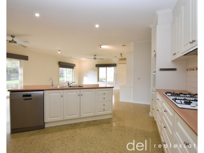 8 Bull Finch Way, Berwick VIC 3806