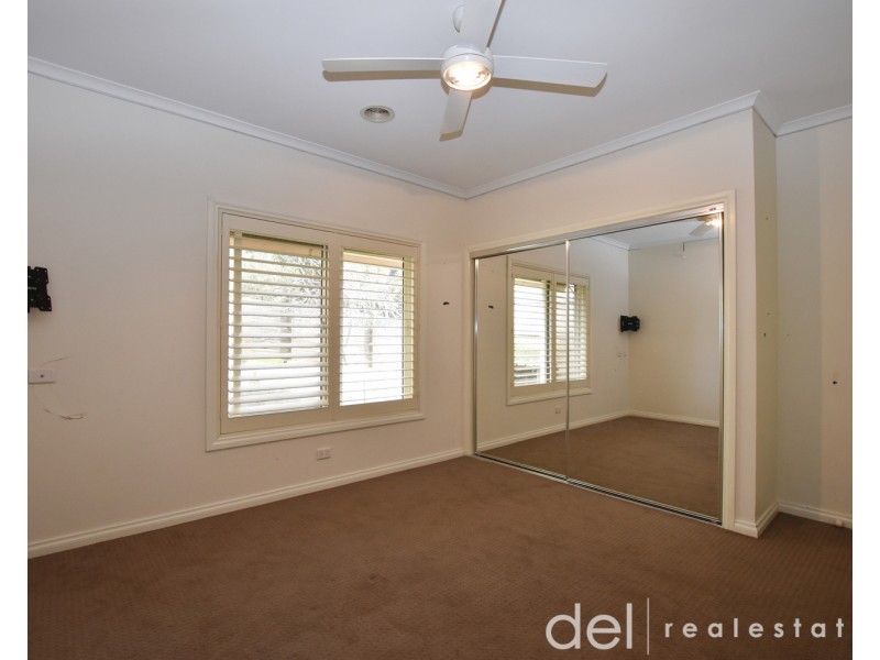 8 Bull Finch Way, Berwick VIC 3806