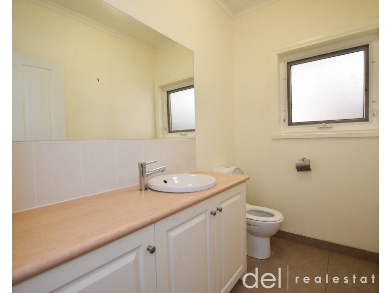 8 Bull Finch Way, Berwick VIC 3806