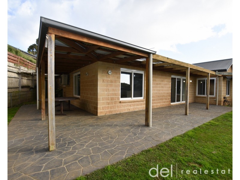 8 Bull Finch Way, Berwick VIC 3806