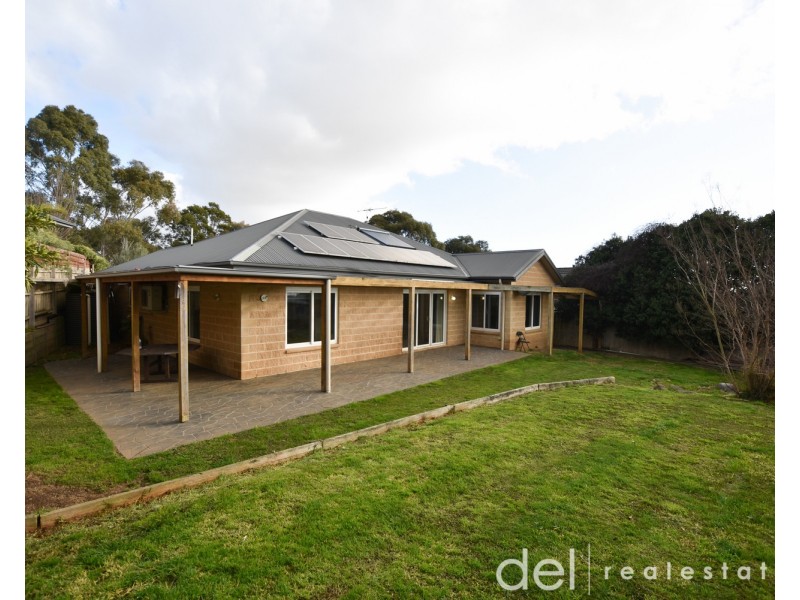 8 Bull Finch Way, Berwick VIC 3806