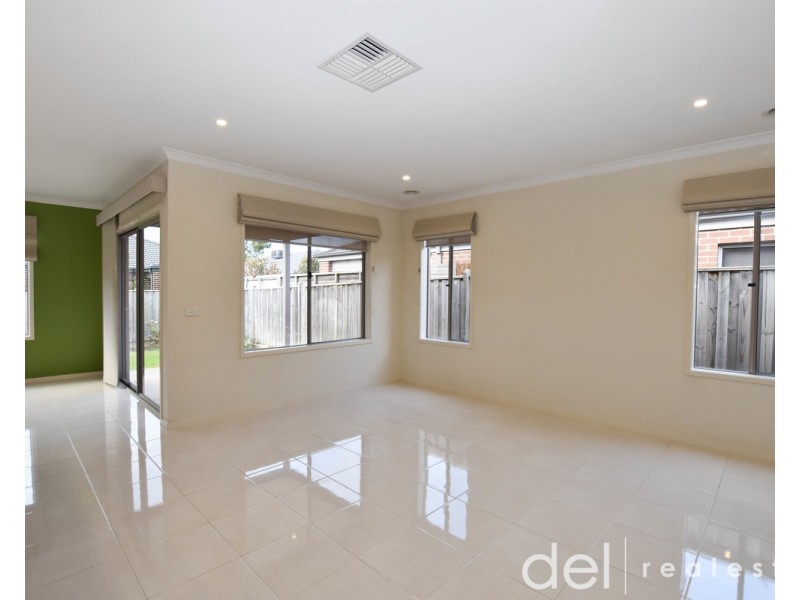 44 Fieldstone Crescent, Cranbourne North VIC 3977