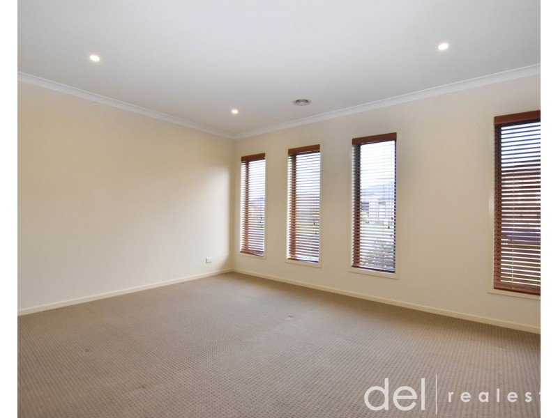 44 Fieldstone Crescent, Cranbourne North VIC 3977